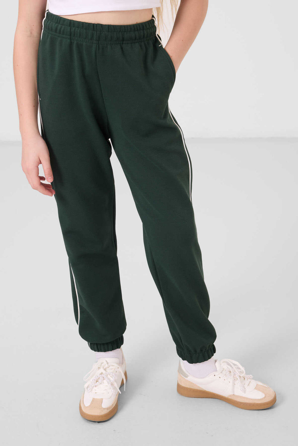 Tommylife Toptan O Yaka Baskılı Lastik Paçalı Standart Fit Kız Çocuk Eşofman Takım 75186 Ekru Çam Yeşil