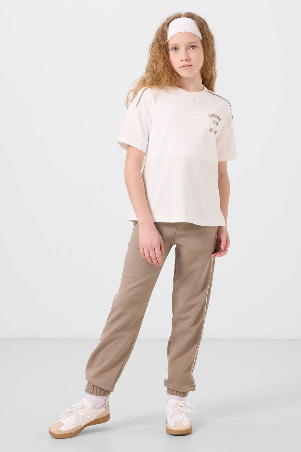 Tommylife Toptan O Yaka Baskılı Lastik Paçalı Standart Fit Kız Çocuk Eşofman Takım 75186 Ekru Koyu Bej
