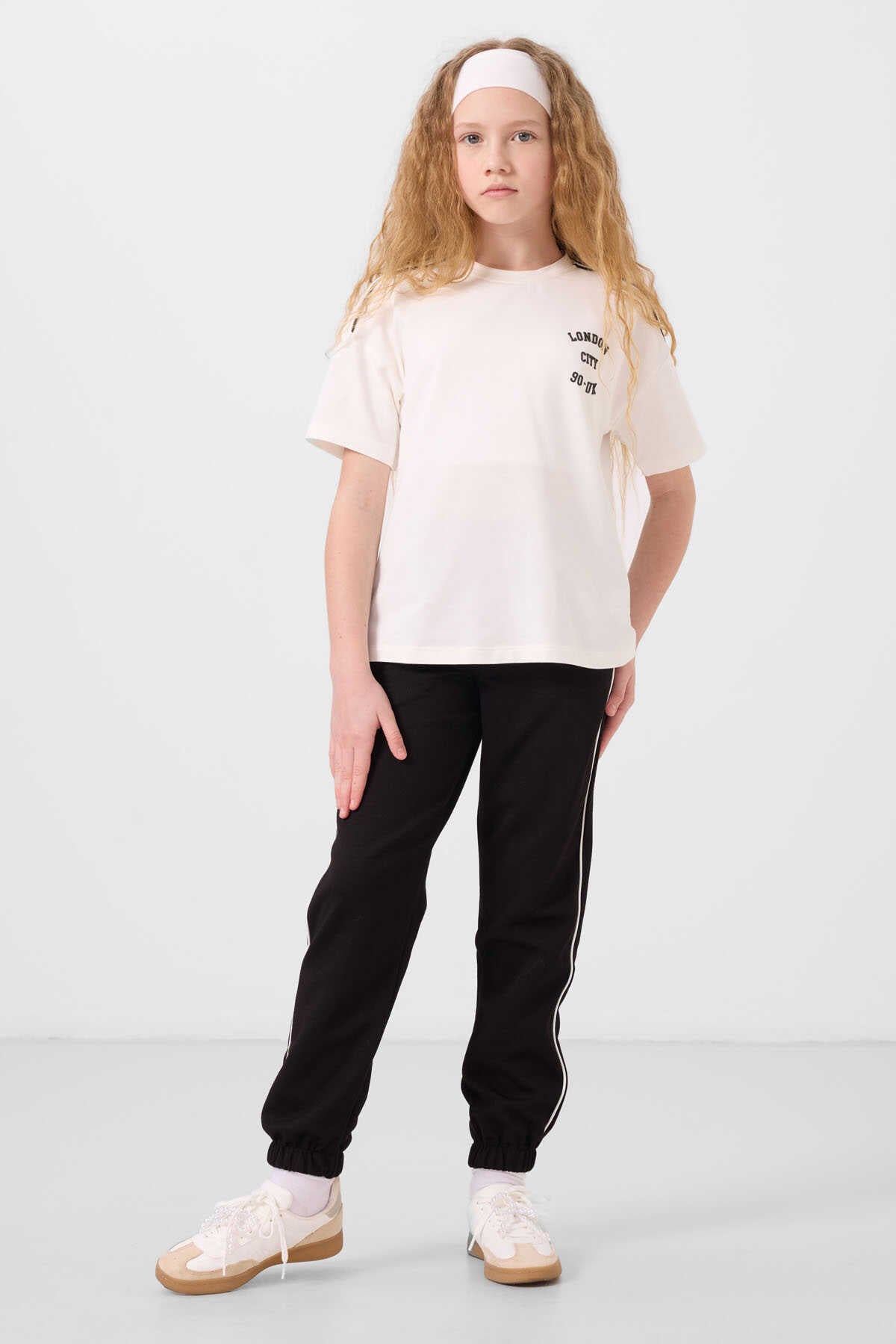 Tommylife Toptan O Yaka Baskılı Lastik Paçalı Standart Fit Kız Çocuk Eşofman Takım 75186 Ekru Siyah