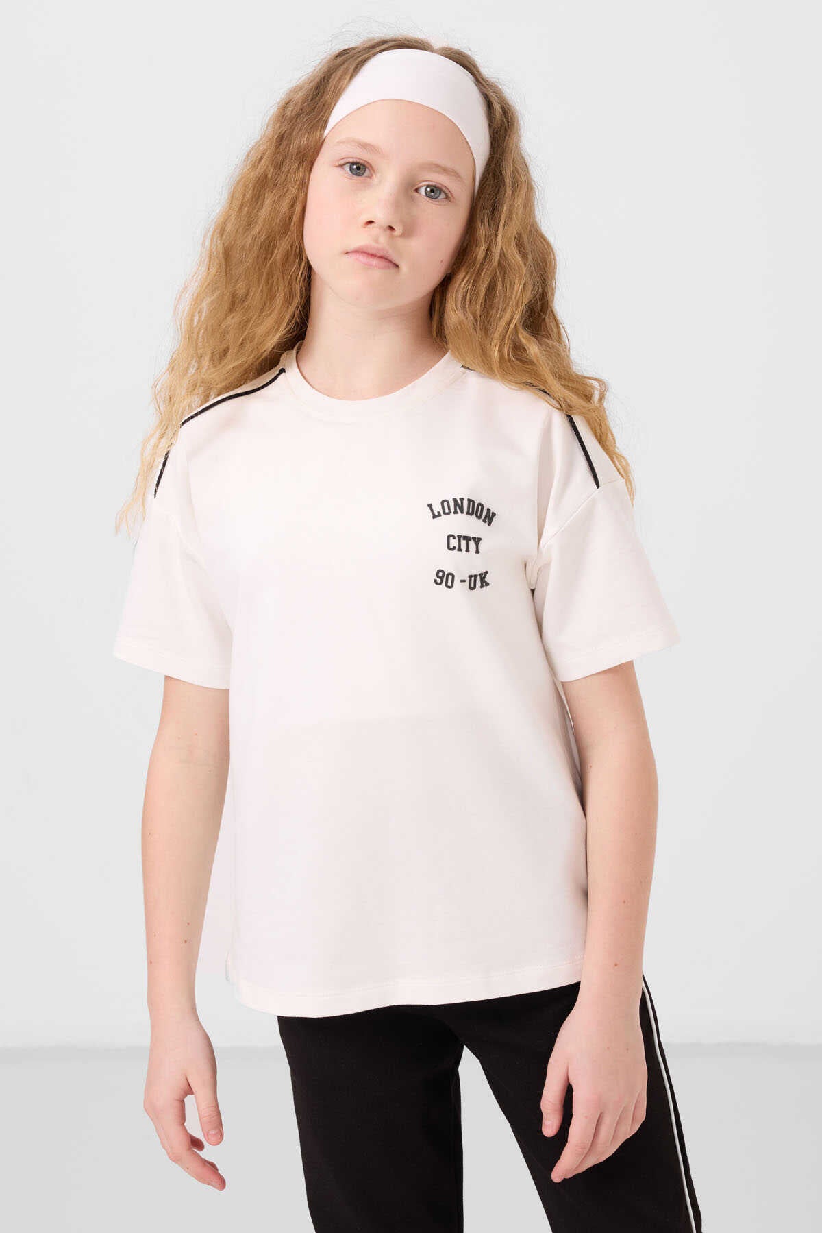 Tommylife Toptan O Yaka Baskılı Lastik Paçalı Standart Fit Kız Çocuk Eşofman Takım 75186 Ekru Siyah