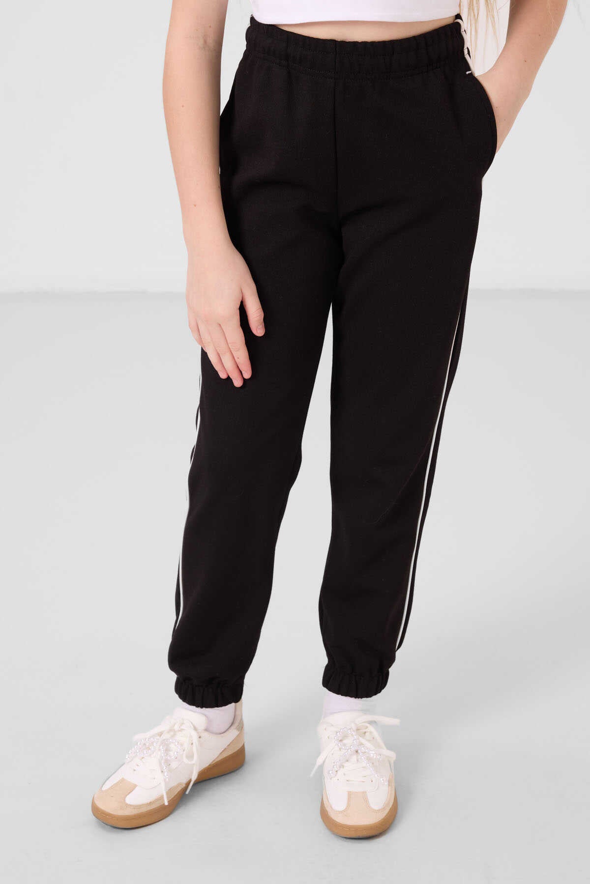 Tommylife Toptan O Yaka Baskılı Lastik Paçalı Standart Fit Kız Çocuk Eşofman Takım 75186 Ekru Siyah