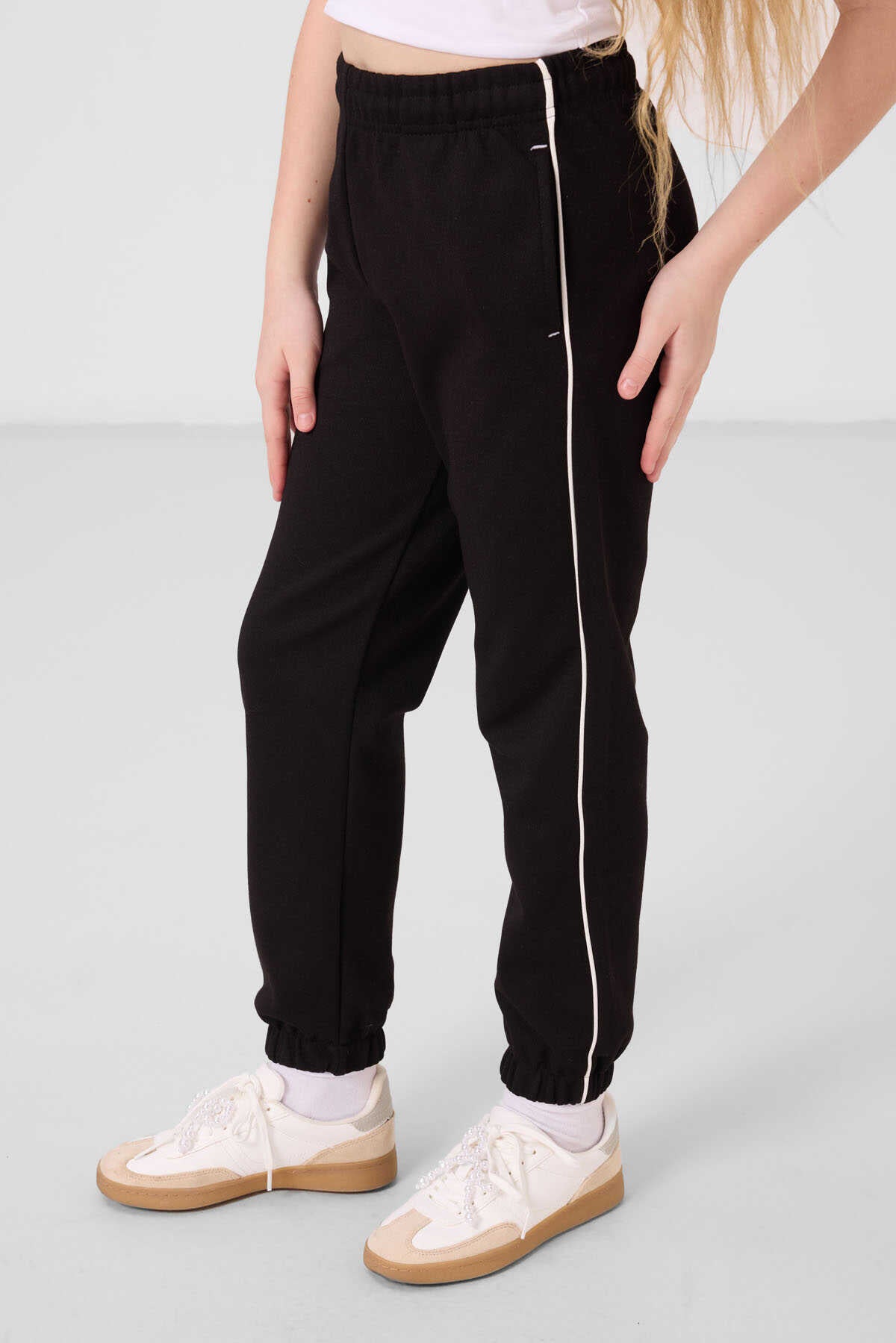Tommylife Toptan O Yaka Baskılı Lastik Paçalı Standart Fit Kız Çocuk Eşofman Takım 75186 Ekru Siyah