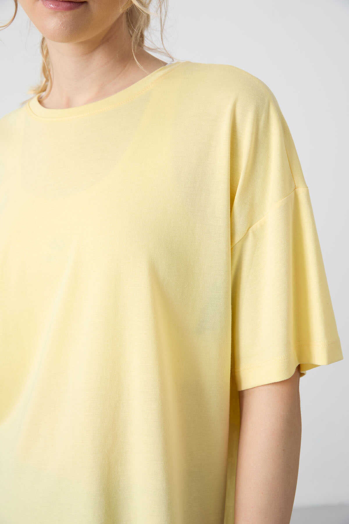 Tommylife Toptan O Yaka Oversize Basic Kadın T-Shirt 97285 Sarı