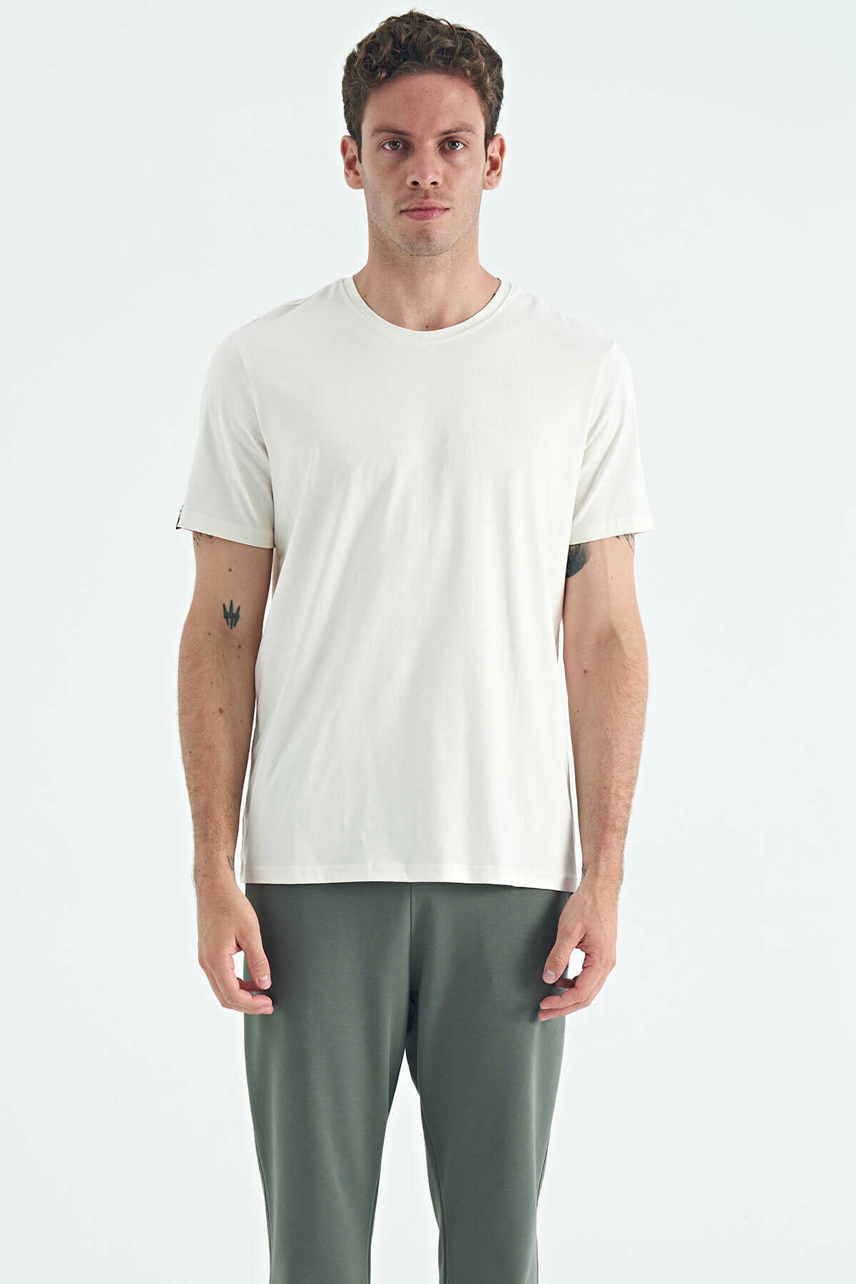 Tricou bărbătesc Tommylife Wholesale cu guler rotund, croială standard, model simplu, 87911, ecru