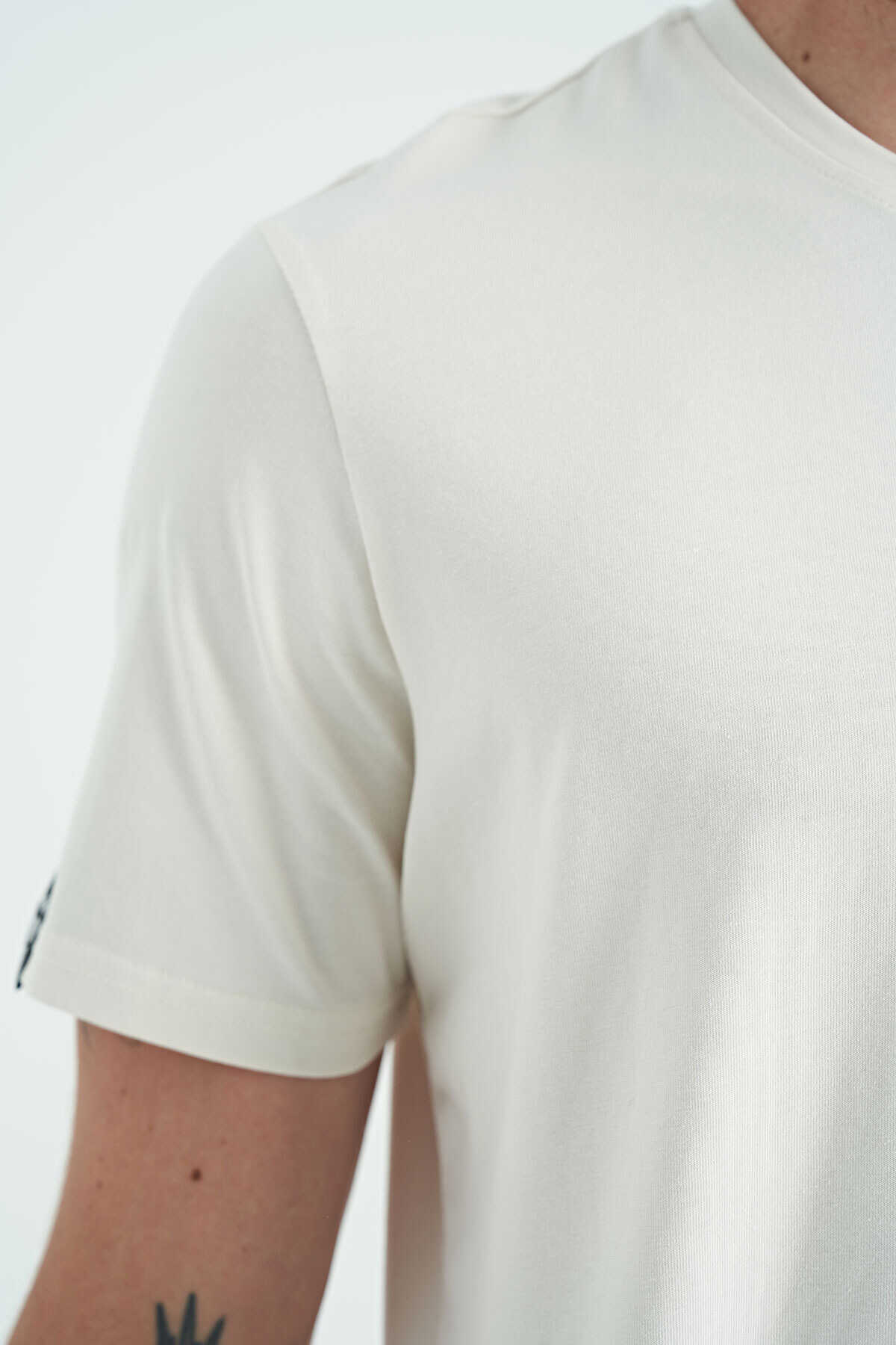 Tricou bărbătesc Tommylife Wholesale cu guler rotund, croială standard, model simplu, 87911, ecru