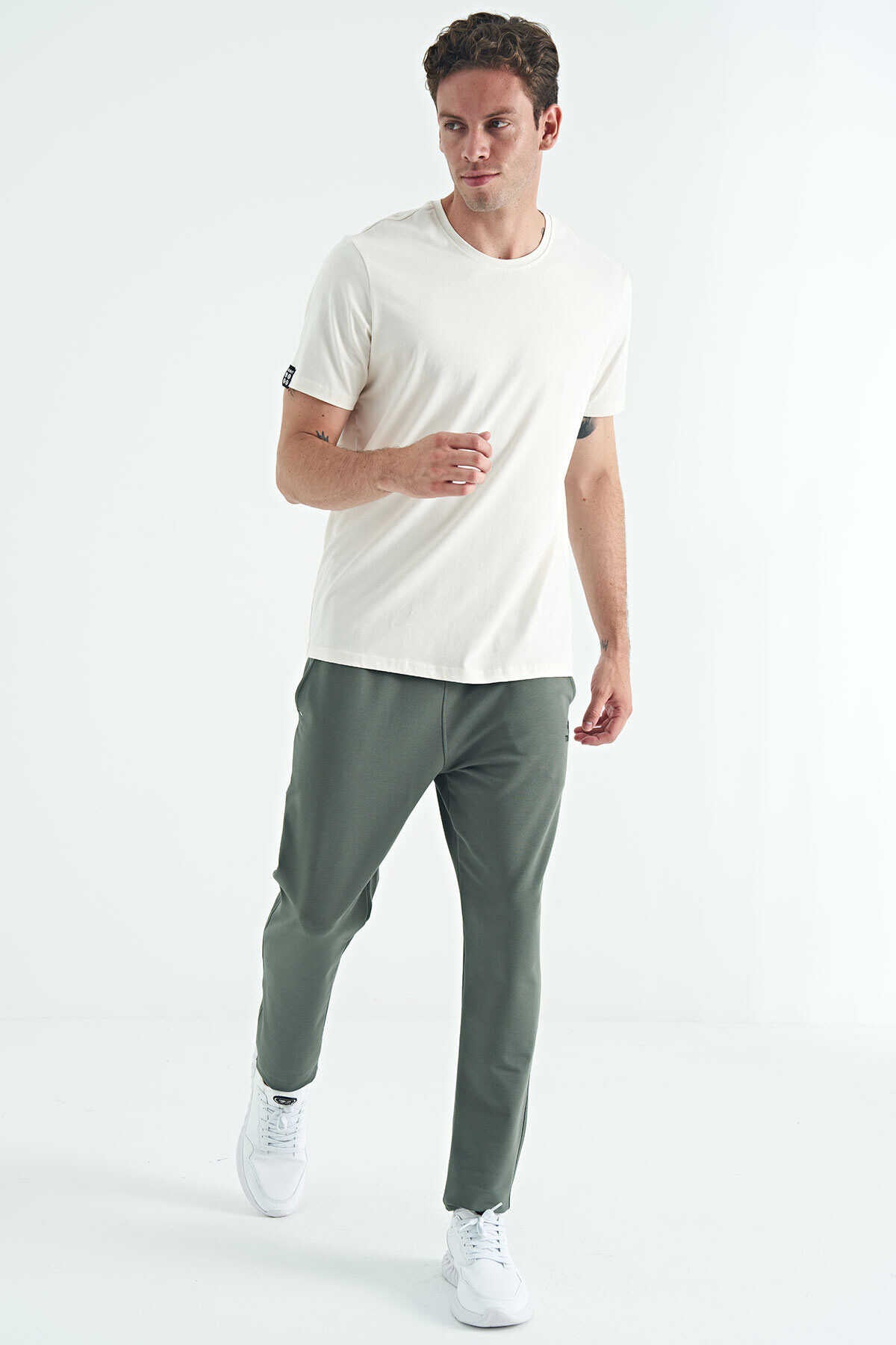 Tricou bărbătesc Tommylife Wholesale cu guler rotund, croială standard, model simplu, 87911, ecru