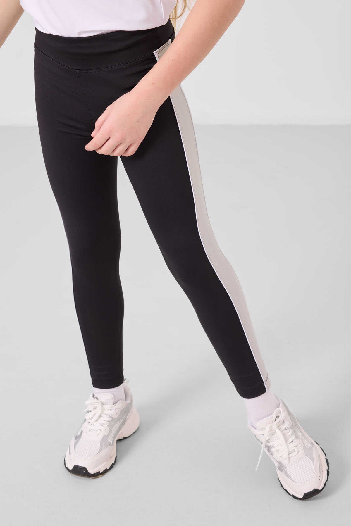 Tommylife Toptan O Yaka Yan Şerit Detaylı Standart Fit Performans Kız Çocuk Tayt Takım 75191 Beyaz Siyah