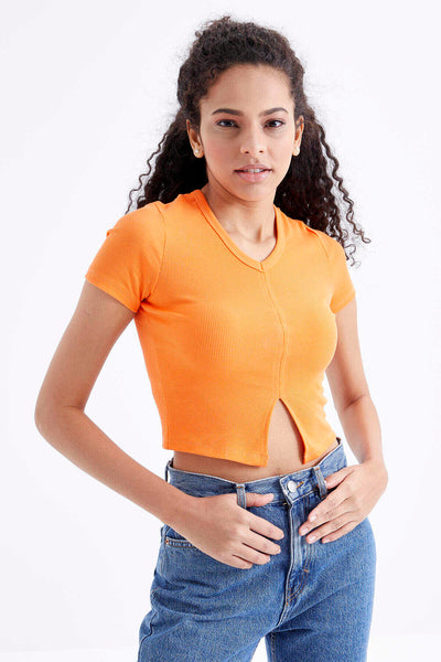 Tricou scurt pentru femei Tommylife Wholesale, portocaliu, cu decolteu în V și crăpătură frontală - 97206