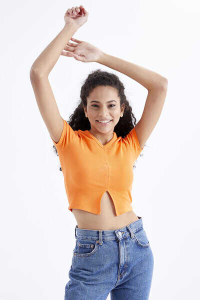 Tommylife Toptan Oranj Basic Önü Yırtmaçlı V Yaka Kadın Crop Top T-Shirt - 97206