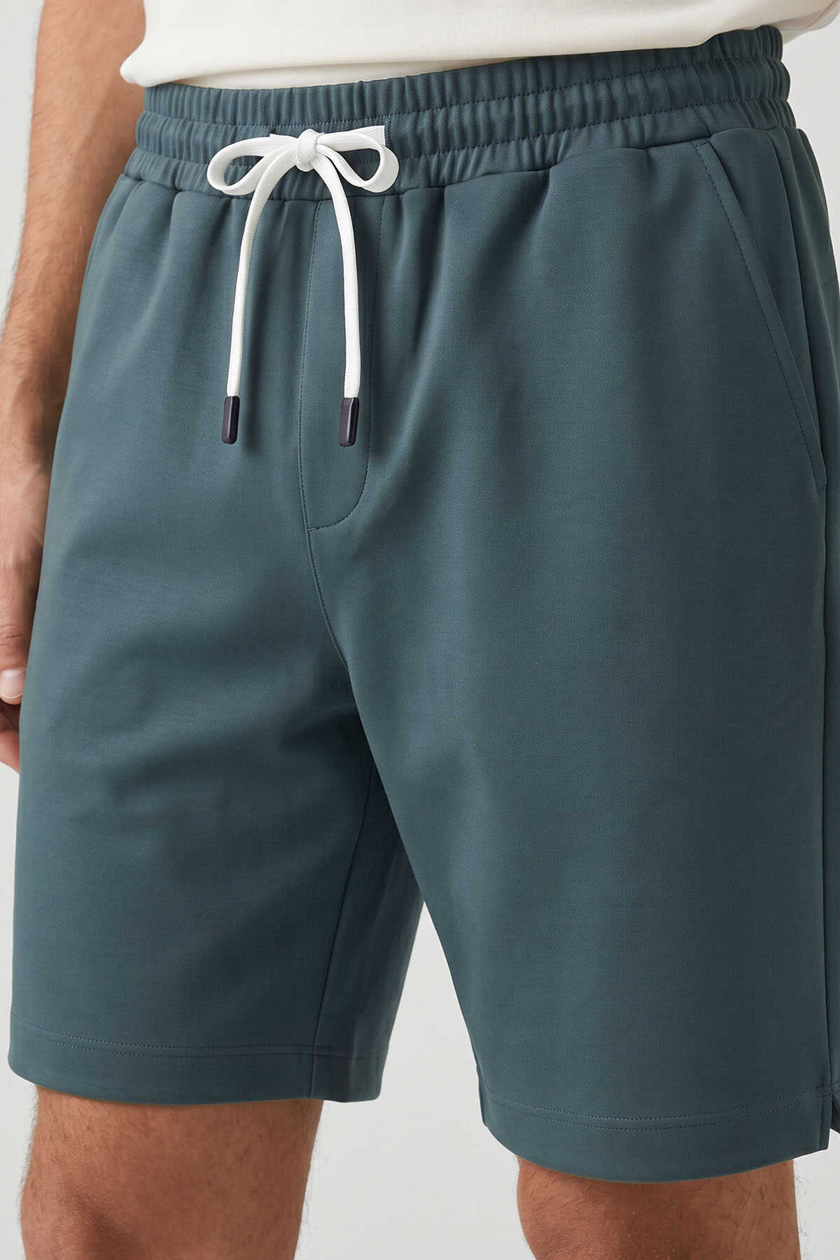 Pantaloni scurți bărbătești Tommylife Wholesale, verde pădure, croială standard, de bază, cu buzunare la spate - 81314