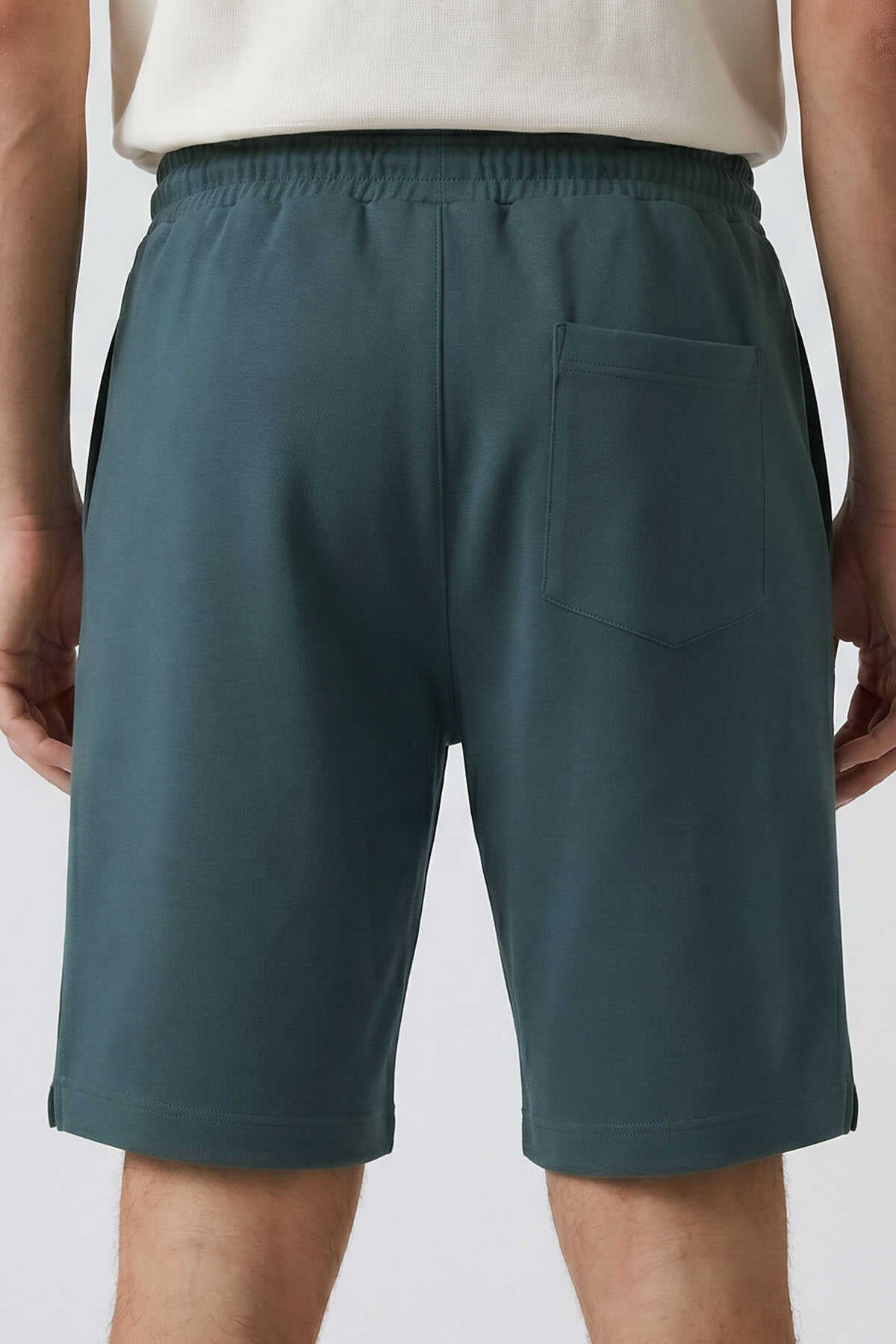 Pantaloni scurți bărbătești Tommylife Wholesale, verde pădure, croială standard, de bază, cu buzunare la spate - 81314