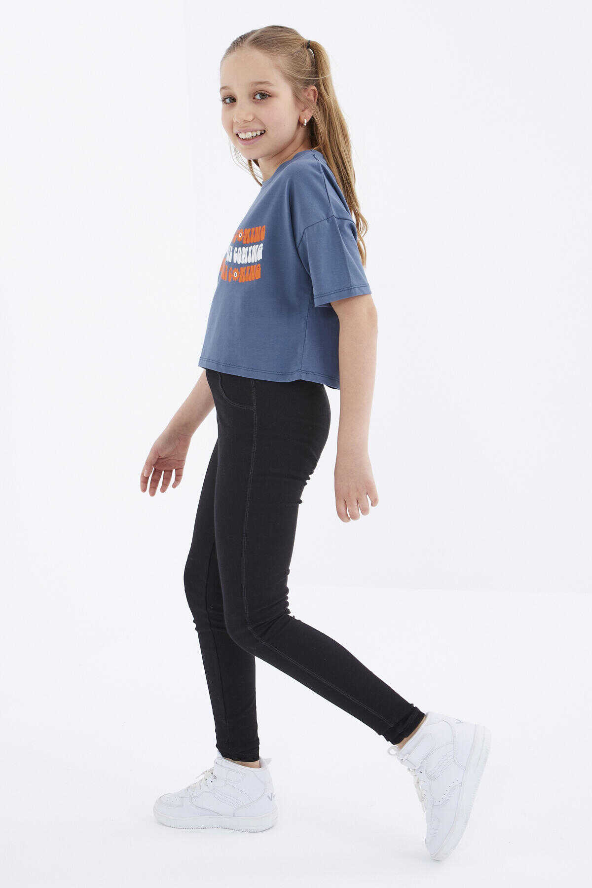 Tricou scurt Tommylife Wholesale, culoare petrol, supradimensionat, cu text colorat, imprimat, cu umeri jos, guler O, pentru fete - 75038