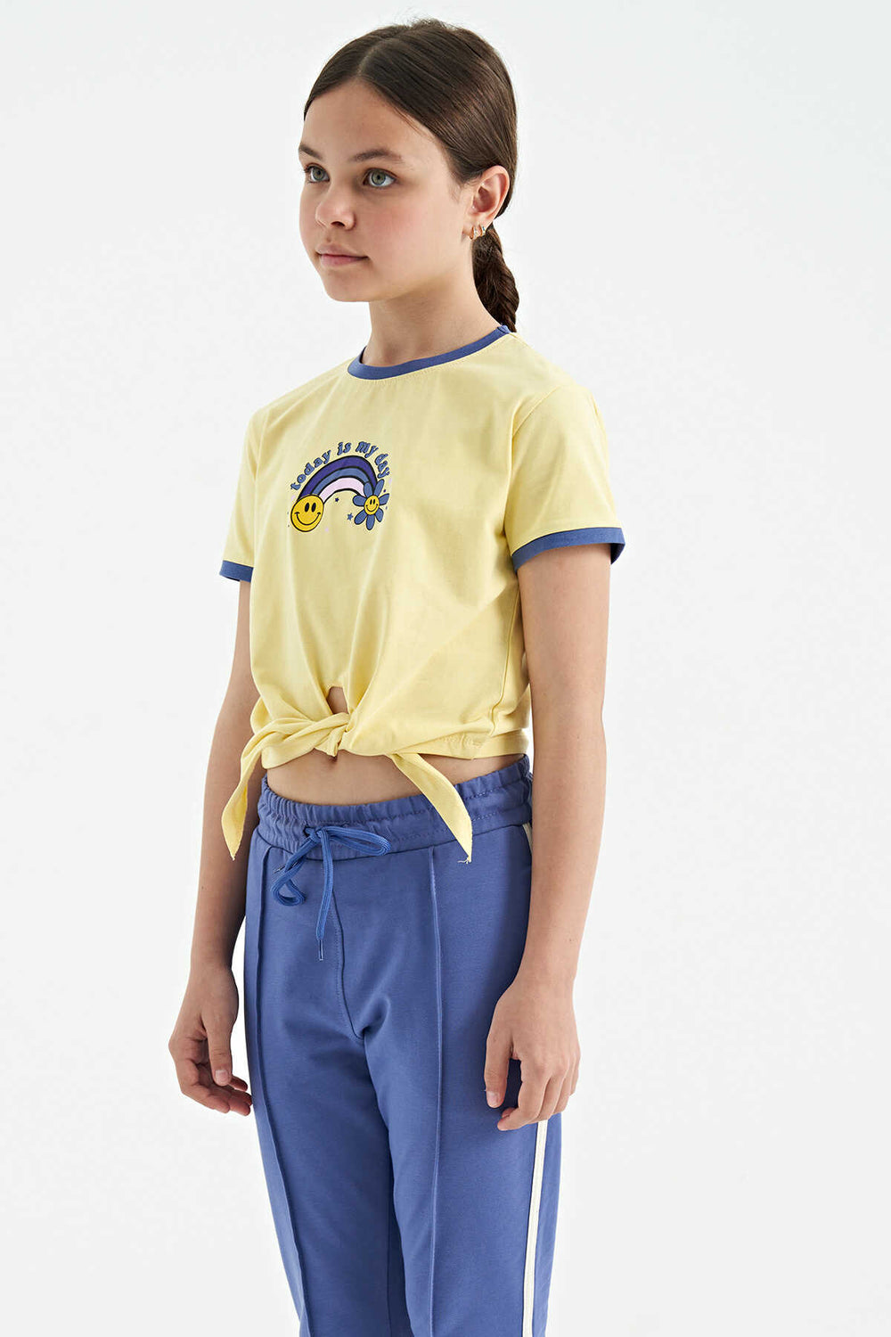 Tommylife Toptan Sarı Baskı Detaylı O Yaka Çok Renkli Bağlama Detaylı Kız Çocuk T-Shirt - 75113