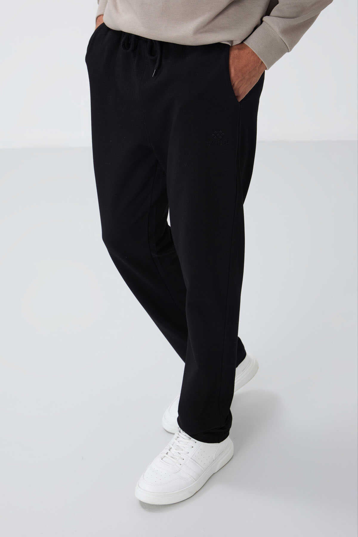 Pantaloni de trening negri pentru bărbați, cu croială standard și șnur, cu buzunare, Tommylife Wholesale - 84682