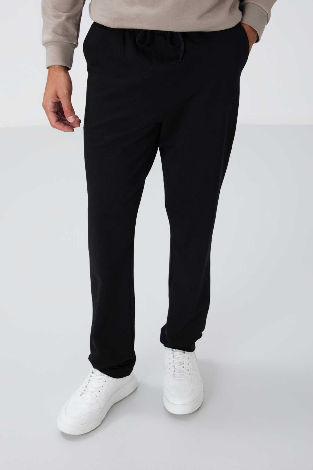Pantaloni de trening negri pentru bărbați, cu croială standard și șnur, cu buzunare, Tommylife Wholesale - 84682