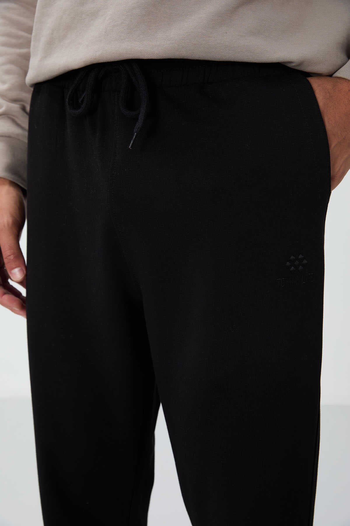 Pantaloni de trening negri pentru bărbați, cu croială standard și șnur, cu buzunare, Tommylife Wholesale - 84682