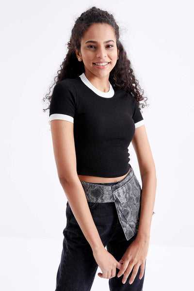 Tricou scurt Tommylife Wholesale negru pentru femei, cu mâneci scurte și guler rotund - 97200