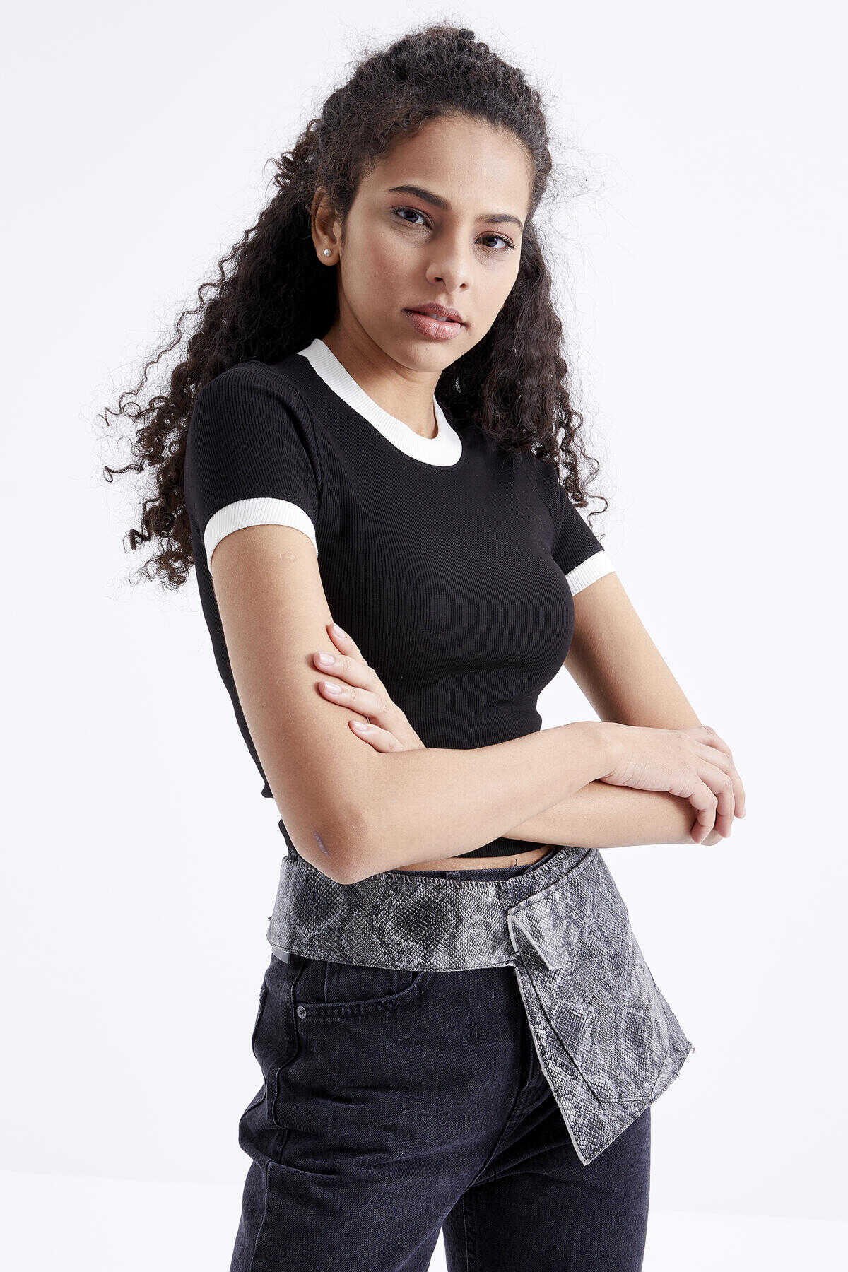 Tricou scurt Tommylife Wholesale negru pentru femei, cu mâneci scurte și guler rotund - 97200