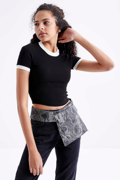 Tricou scurt Tommylife Wholesale negru pentru femei, cu mâneci scurte și guler rotund - 97200