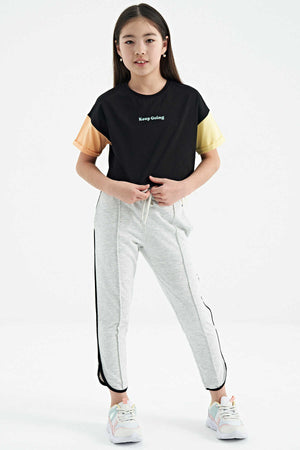 Tommylife Toptan Siyah Yazı Baskılı O Yaka Düşük Omuzlu Oversize Kız Çocuk T-Shirt - 75130