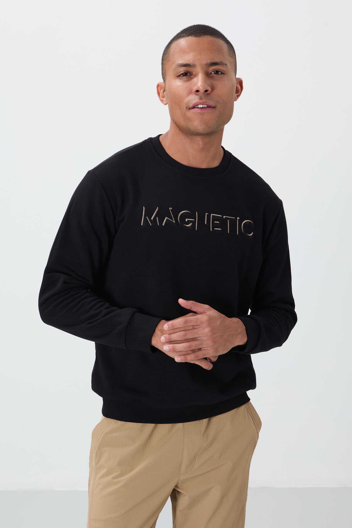 Hanorac bărbătesc Tommylife Wholesale, negru, cu guler rotund, croială casual, brodat - 88020