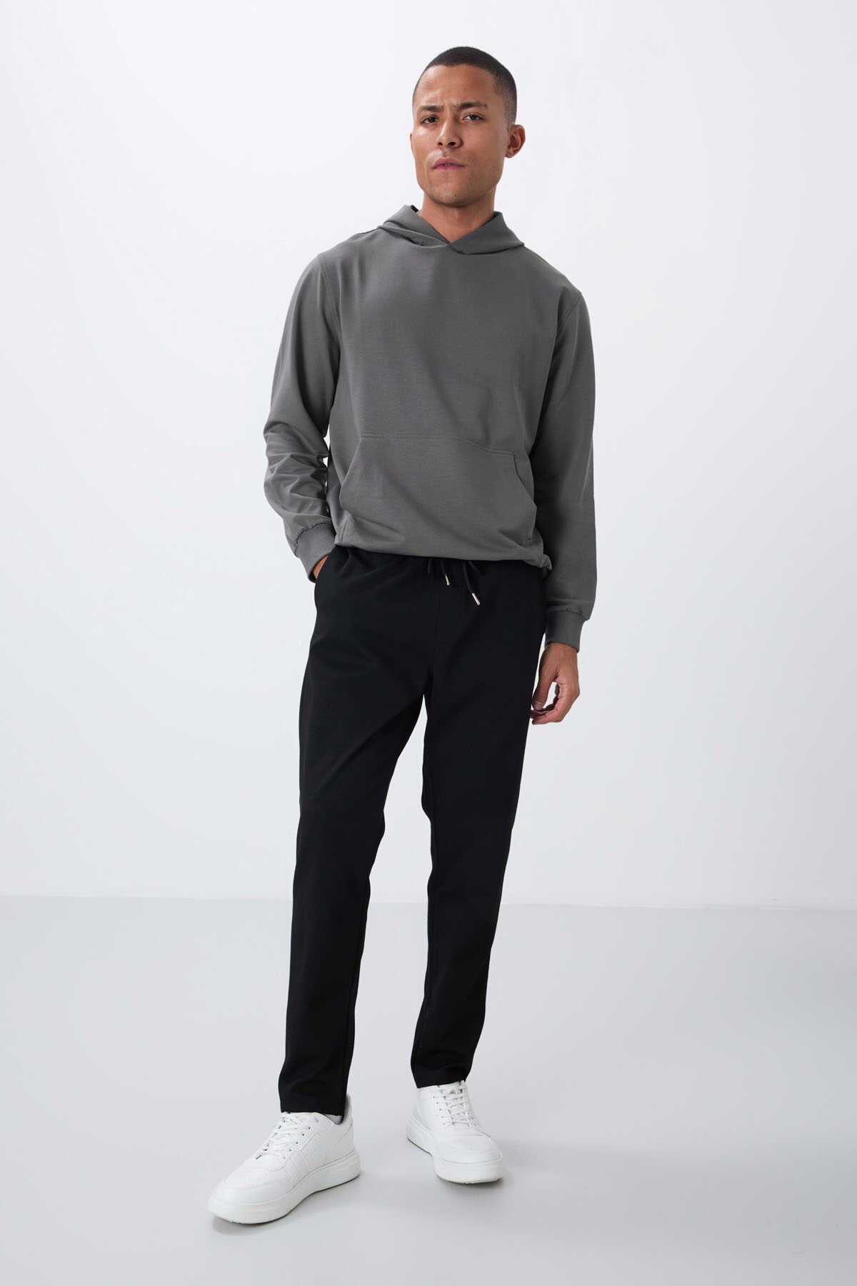 Pantaloni de trening Tommylife Wholesale Standard Fit pentru bărbați 82155 Negri