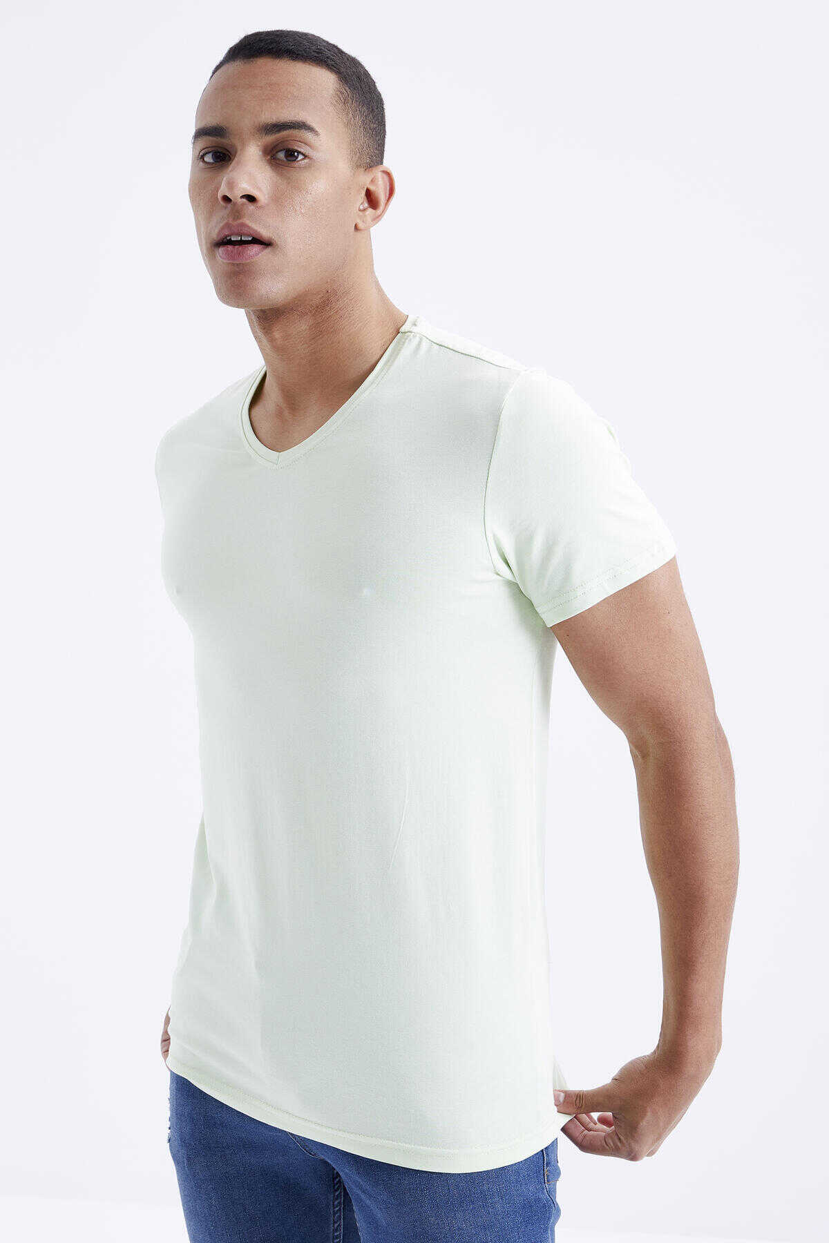 Tricou bărbătesc Tommylife Wholesale cu decolteu în V, croială standard, de bază, 87912, verde deschis