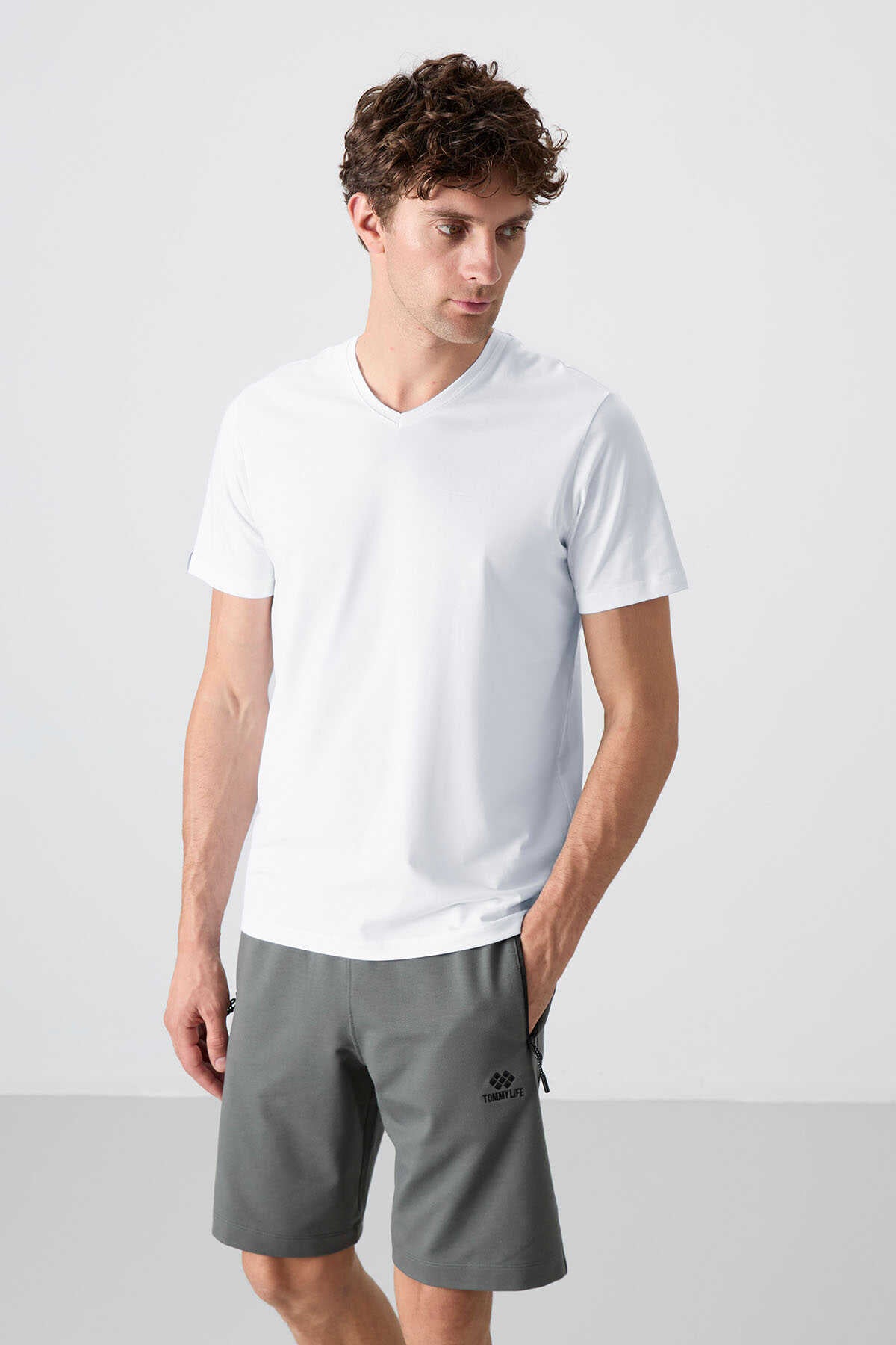 Tricou bărbătesc Tommylife Wholesale cu decolteu în V, croială standard, de bază, 87912, alb