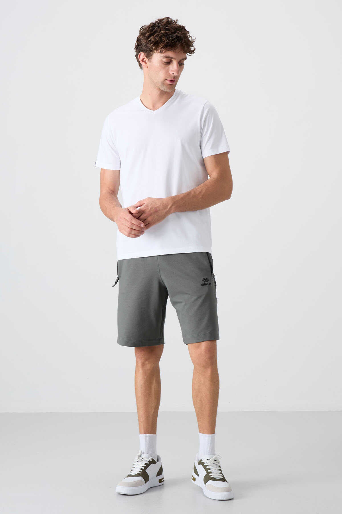 Tricou bărbătesc Tommylife Wholesale cu decolteu în V, croială standard, de bază, 87912, alb
