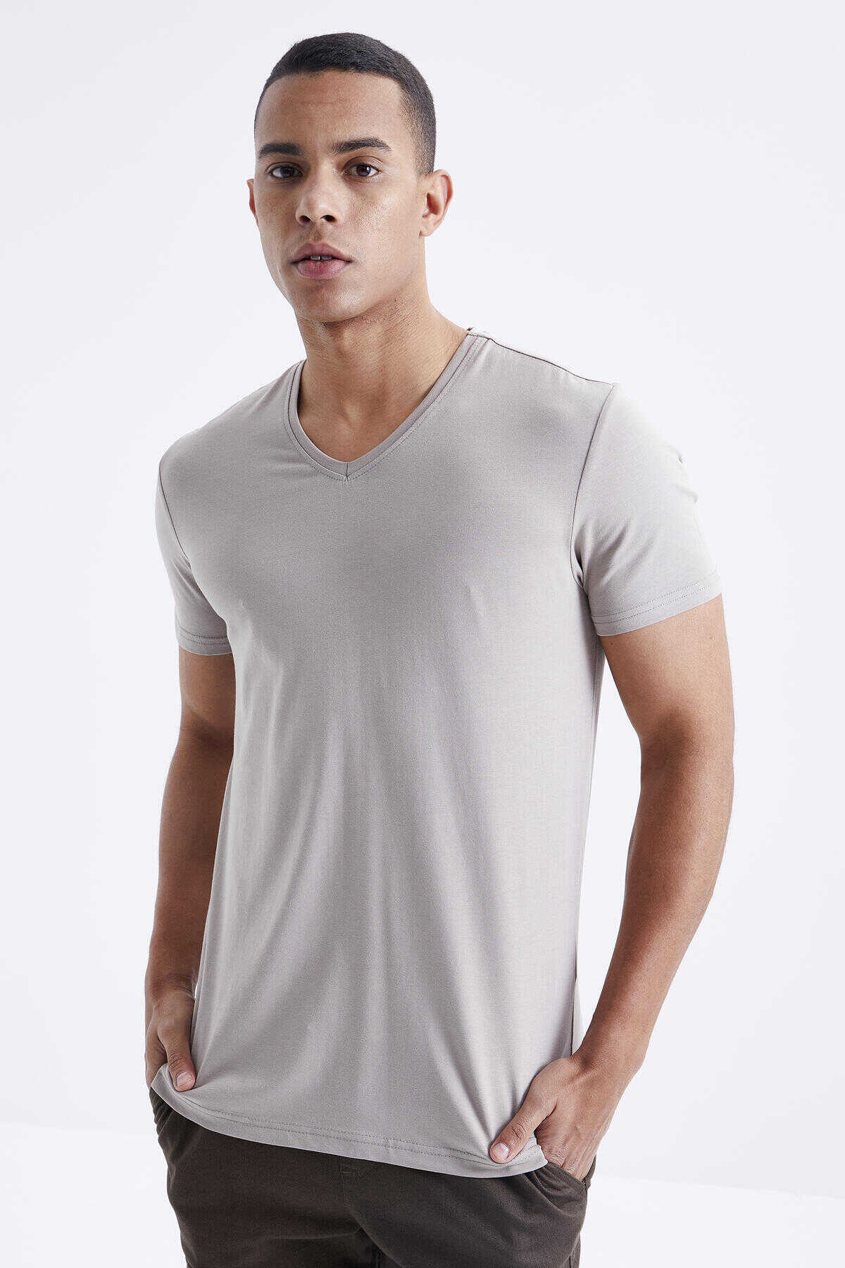 Tricou bărbătesc Tommylife Wholesale cu decolteu în V, croială standard, de bază, 87912, bej închis