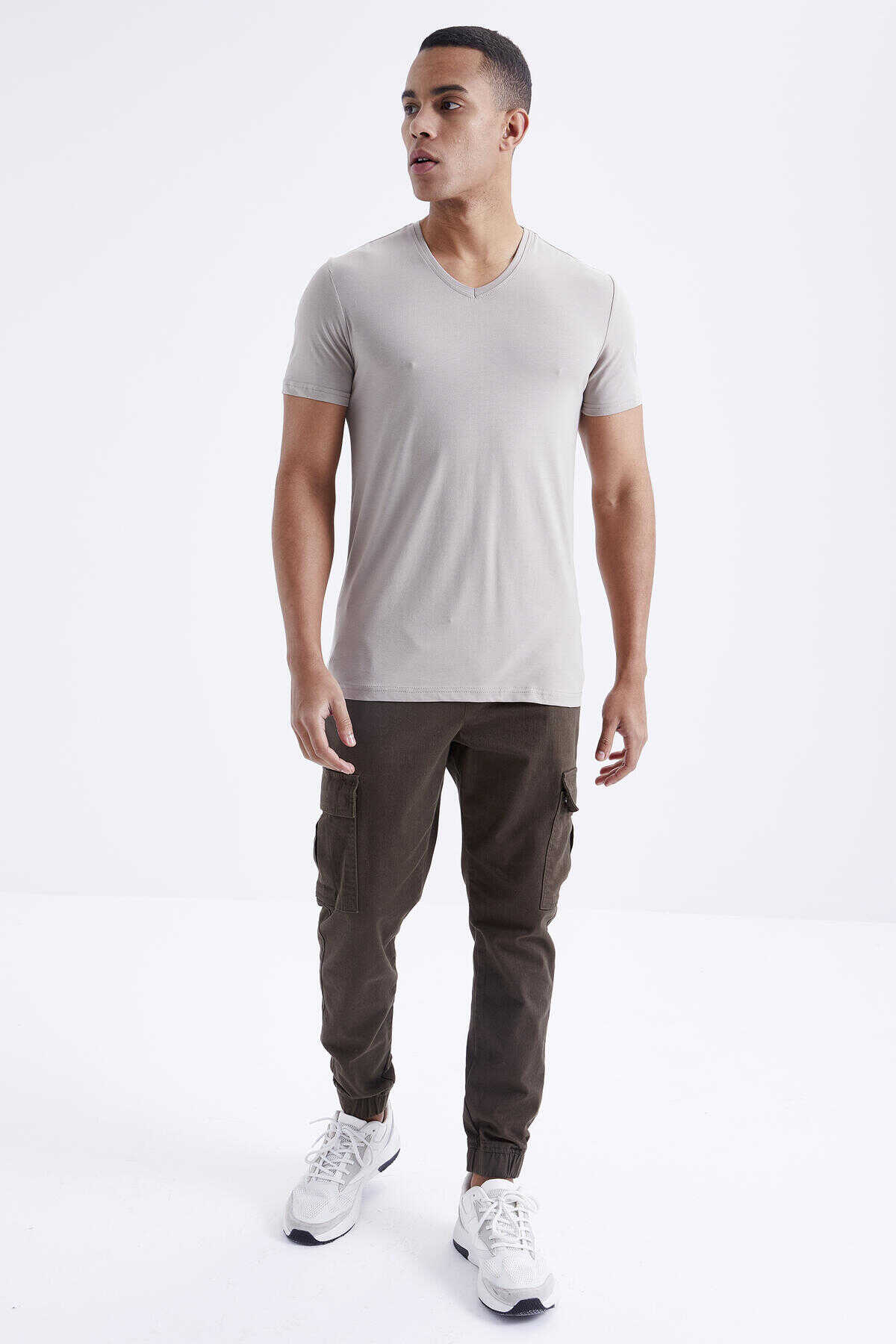Tricou bărbătesc Tommylife Wholesale cu decolteu în V, croială standard, de bază, 87912, bej închis