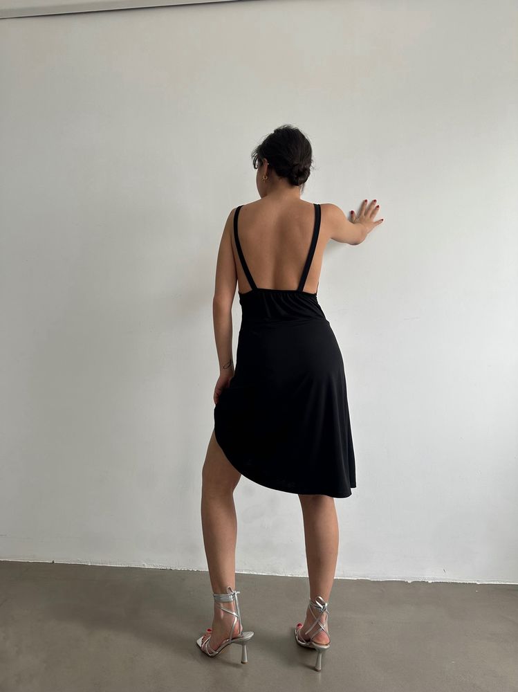 Rochie neagră până la genunchi, cu decolteu în V și bretele Topshow, en-gros