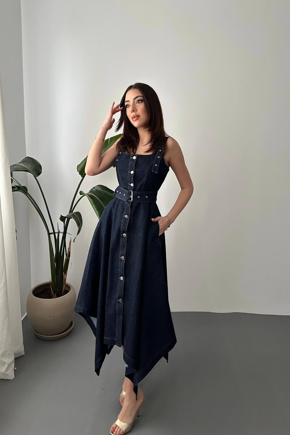 Rochie albastră din denim cu tiv asimetric