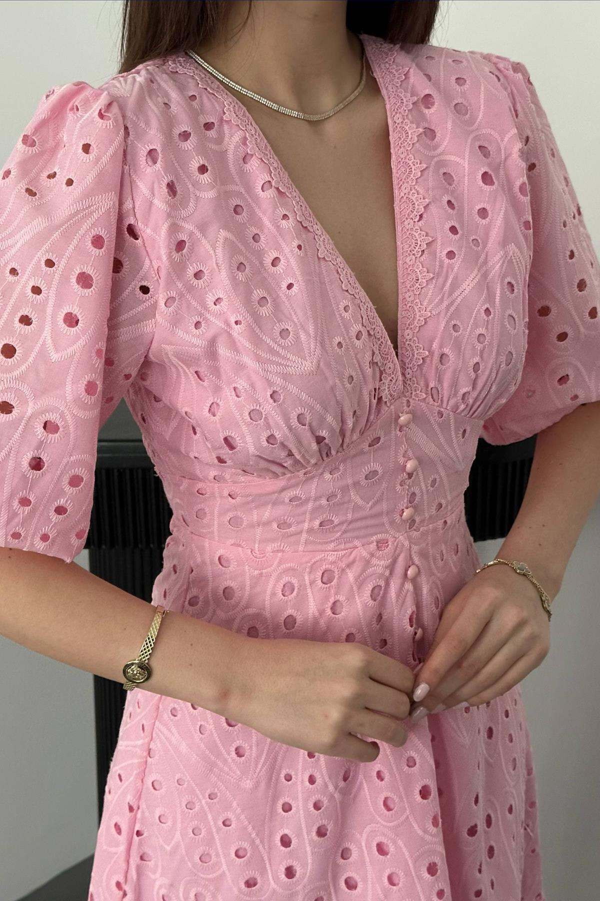 Pembe Büzgü Detaylı Dantelli Brode Elbise