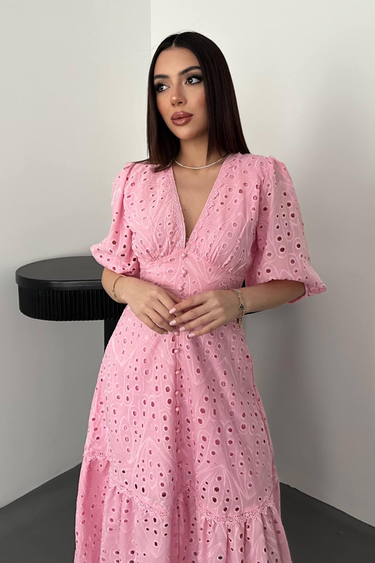 Pembe Büzgü Detaylı Dantelli Brode Elbise