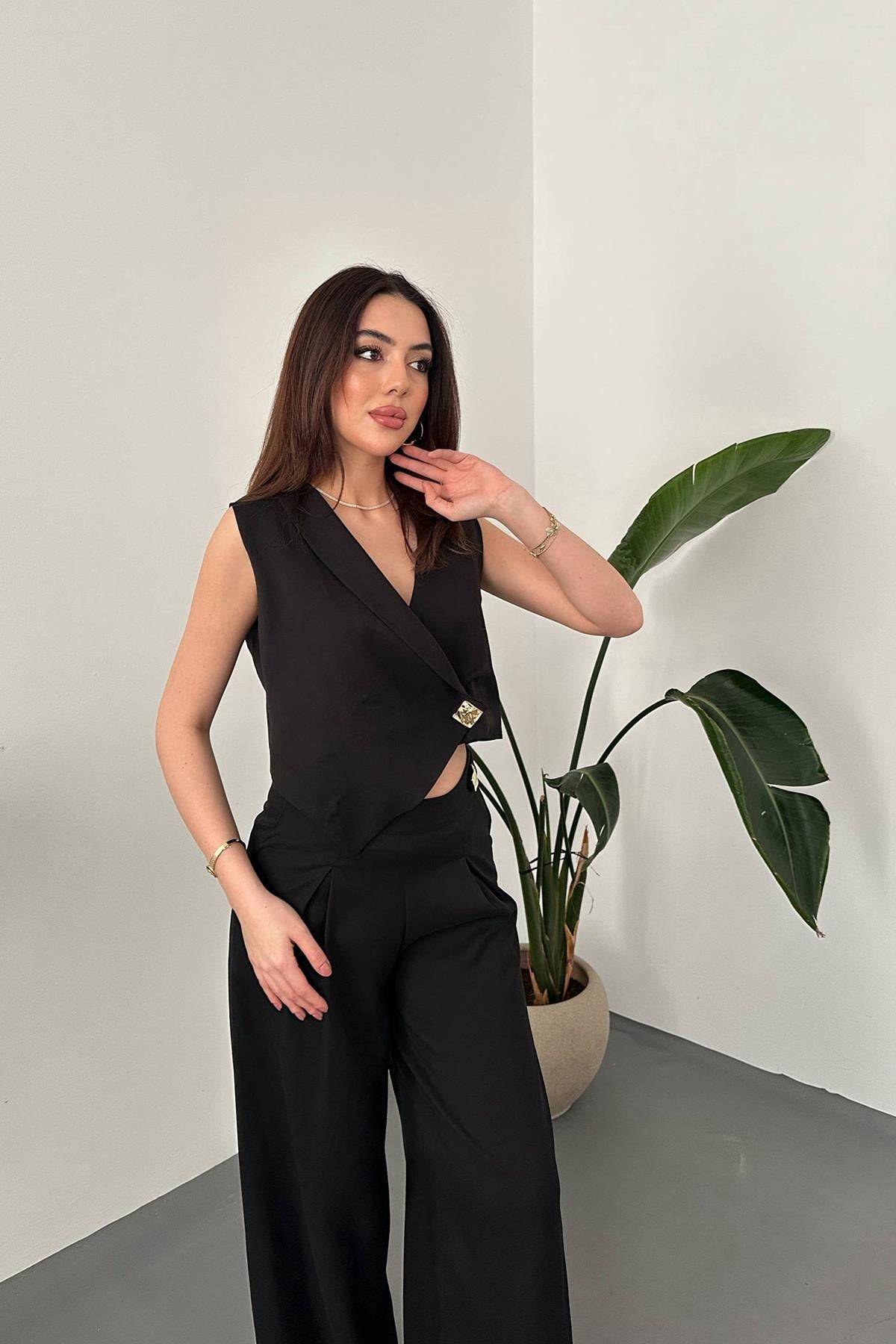 Siyah Asimetrik Yelek Ve Pantolon Takım