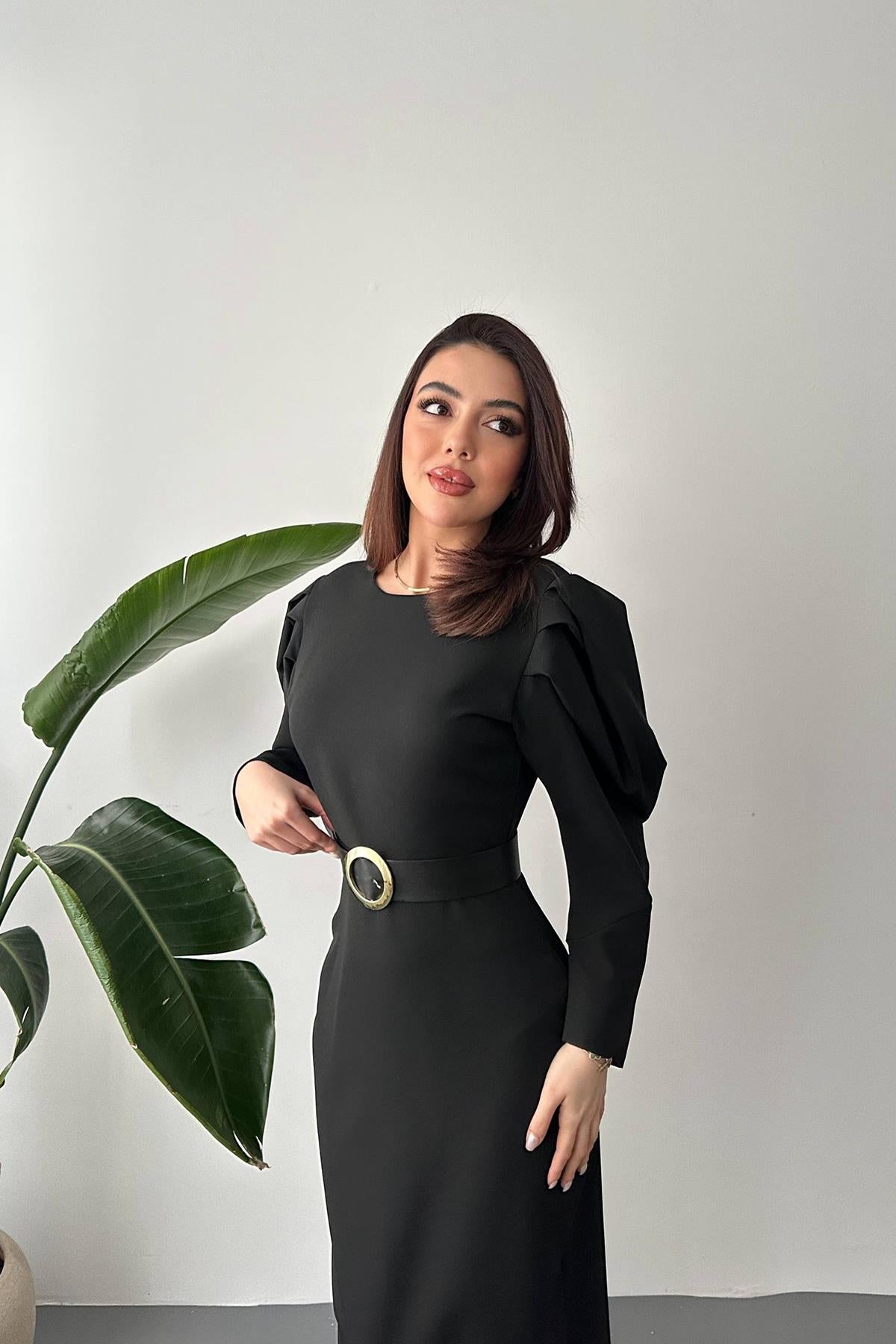 Siyah Kol Tepesi Pileli Kemerli Elbise