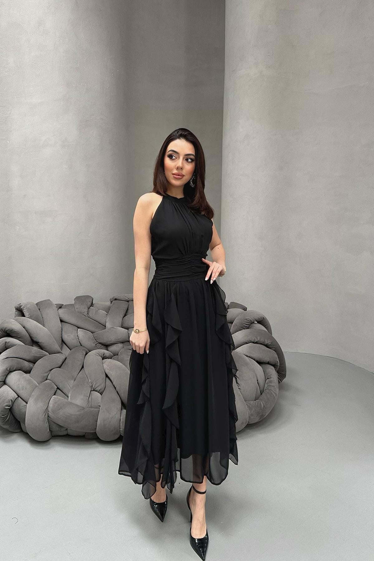 Siyah Önü Büzgülü Fırfırlı Elbise