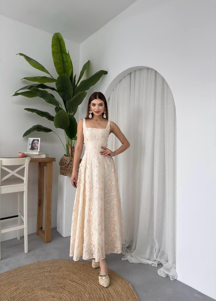 Rochie cu detalii florale Tufe