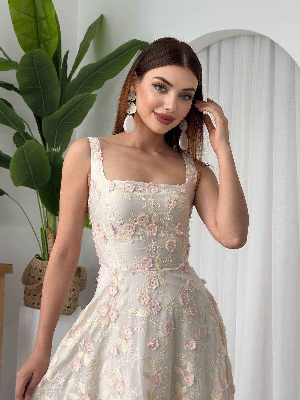 Rochie cu detalii florale Tufe