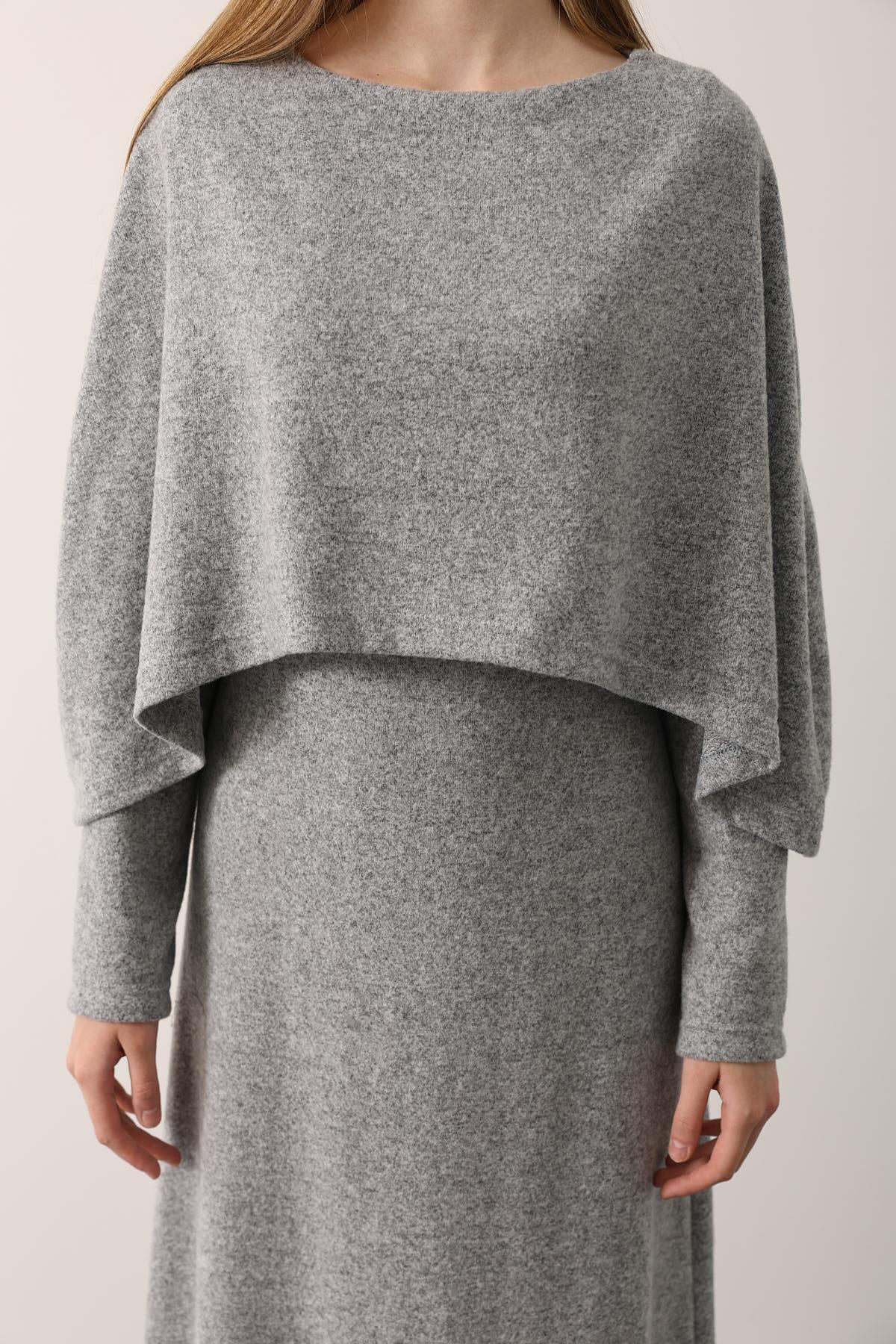 ROCHIE PUFATĂ CU PELERINĂ ȘI MÂNECI LUNGI - Gri