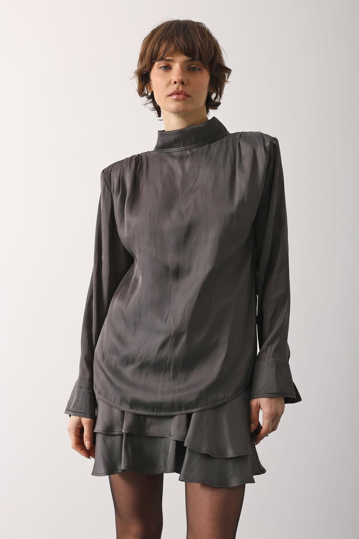 BLUZA CU PETIC DIN SATIN - Fumuriu