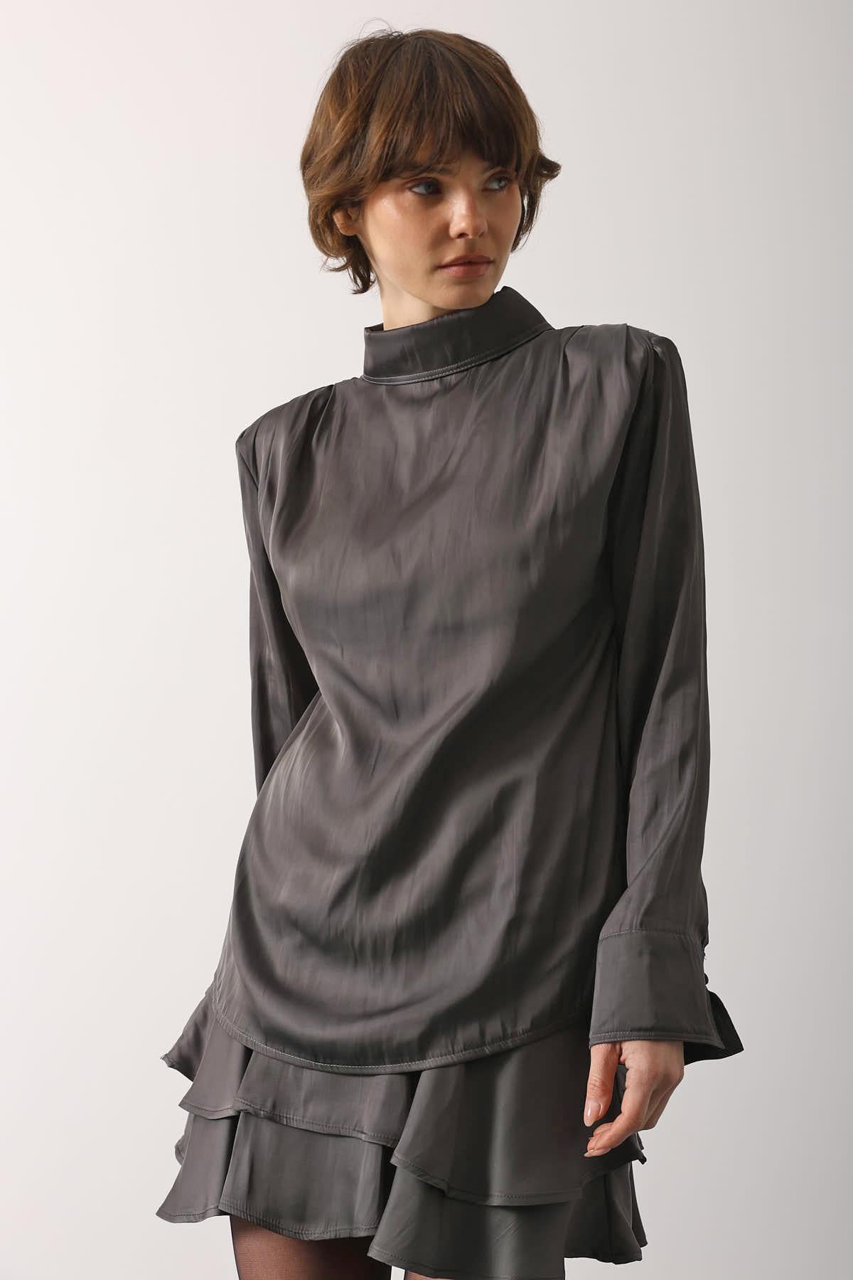BLUZA CU PETIC DIN SATIN - Fumuriu