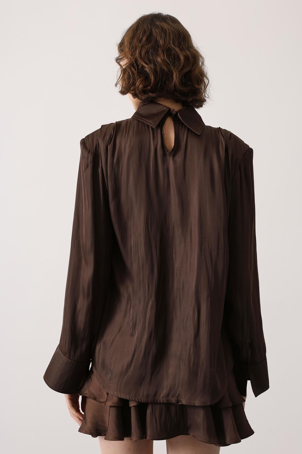 BLUZA CU PETIC DIN SATIN - Maro