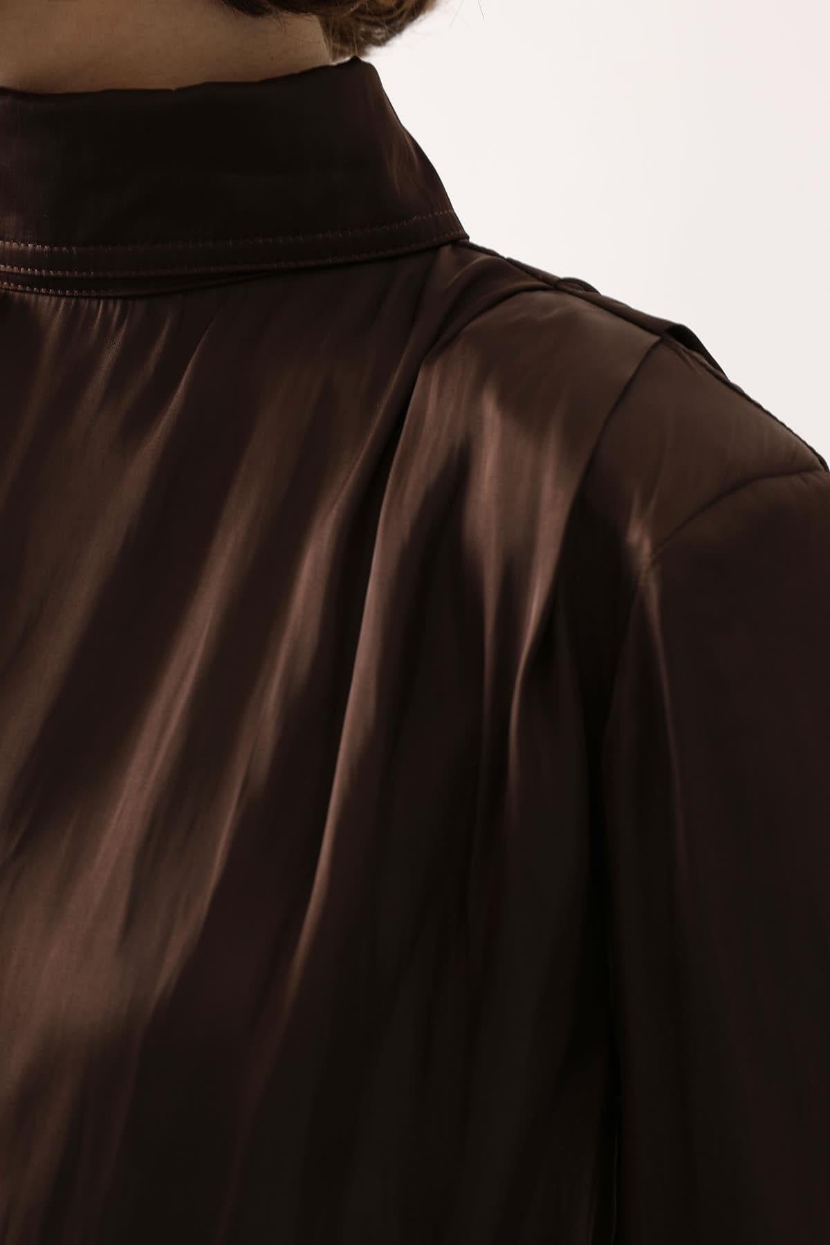 BLUZA CU PETIC DIN SATIN - Maro