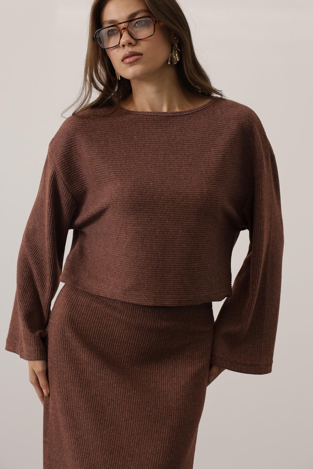 COSTUM CU BLUZA CU MÂNECI LUNGI ȘI FUSTĂ - Maro