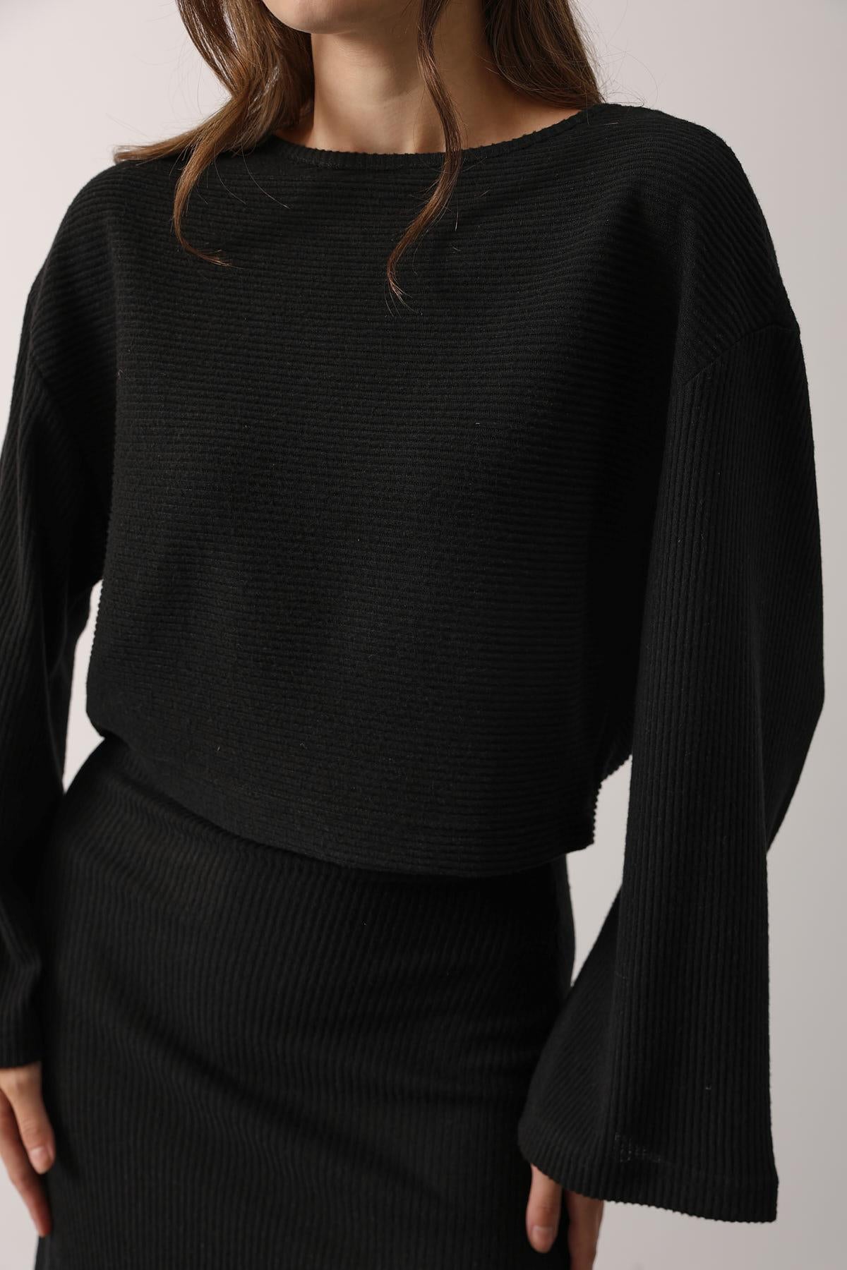 COSTUM CU BLUZA CU MÂNECI LUNGI ȘI FUSTĂ - Negru