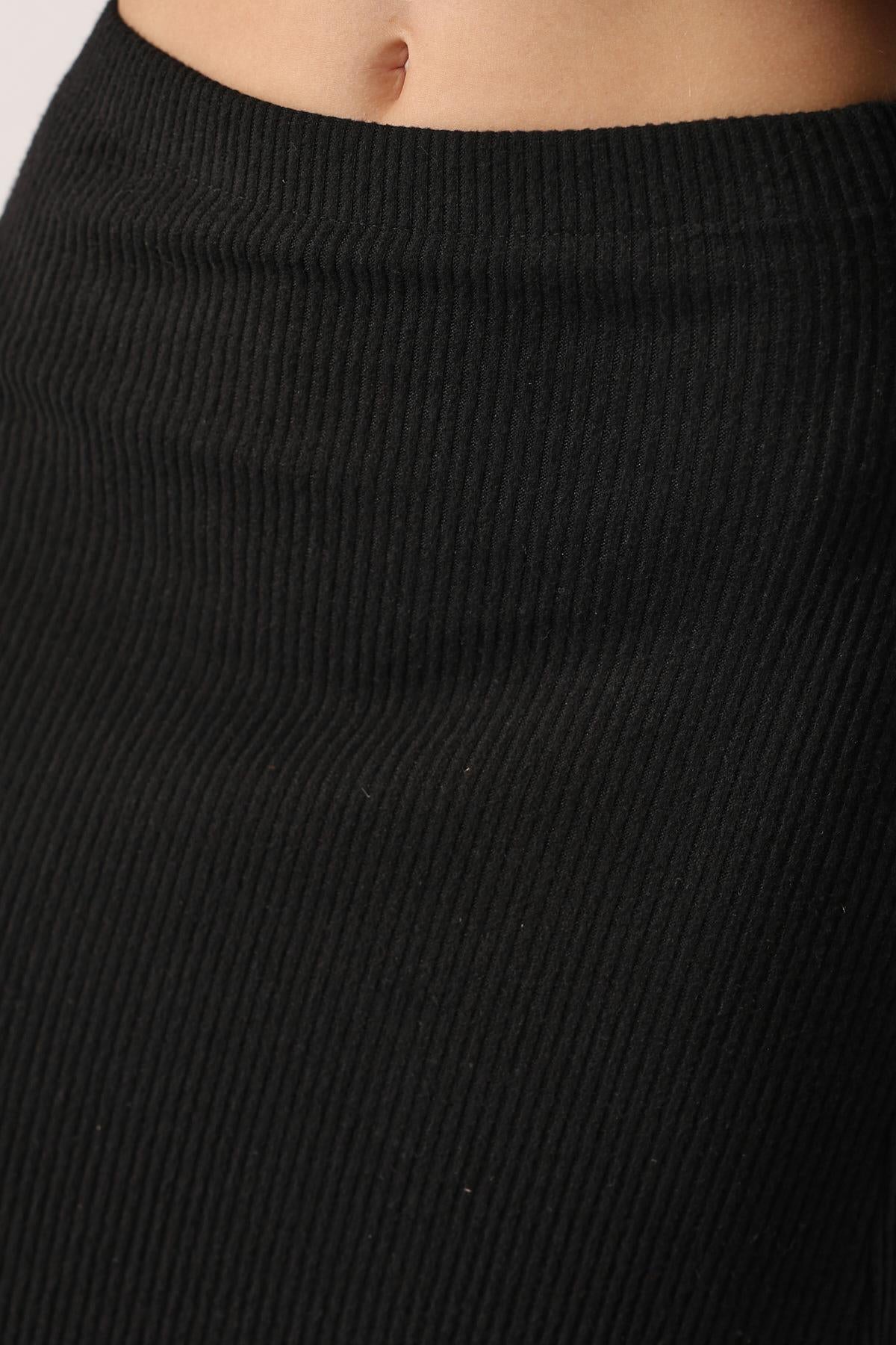 COSTUM CU BLUZA CU MÂNECI LUNGI ȘI FUSTĂ - Negru