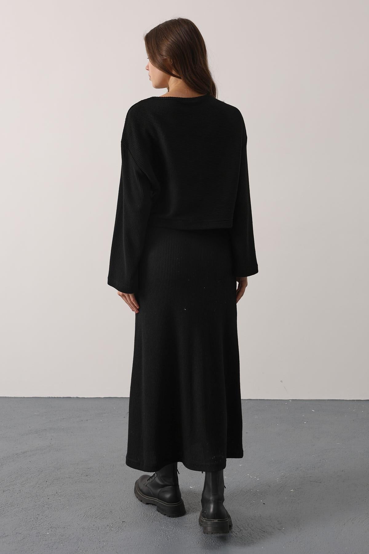 COSTUM CU BLUZA CU MÂNECI LUNGI ȘI FUSTĂ - Negru