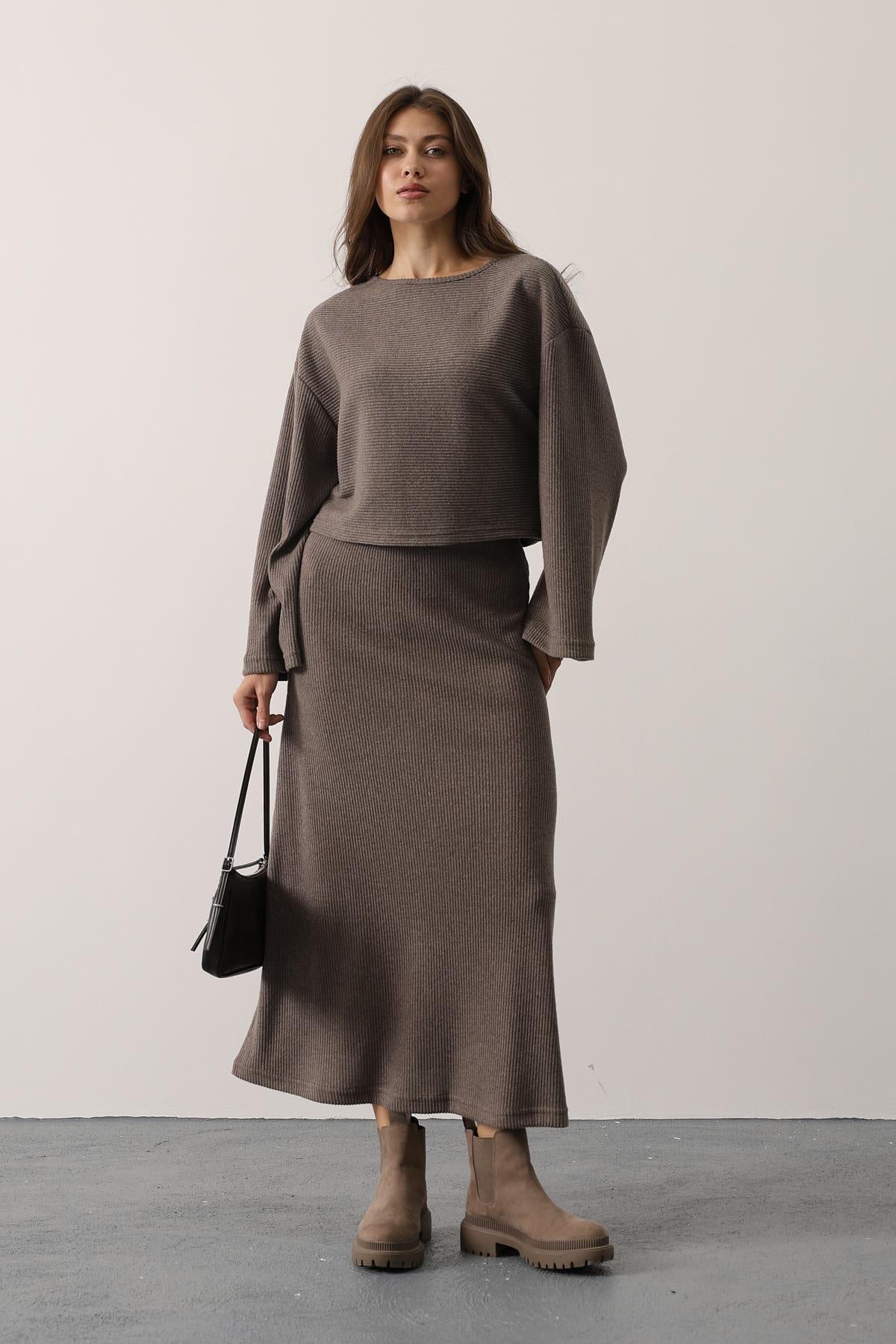 COSTUM CU BLUZA CU MÂNECI LUNGI ȘI FUSTĂ - Vizon
